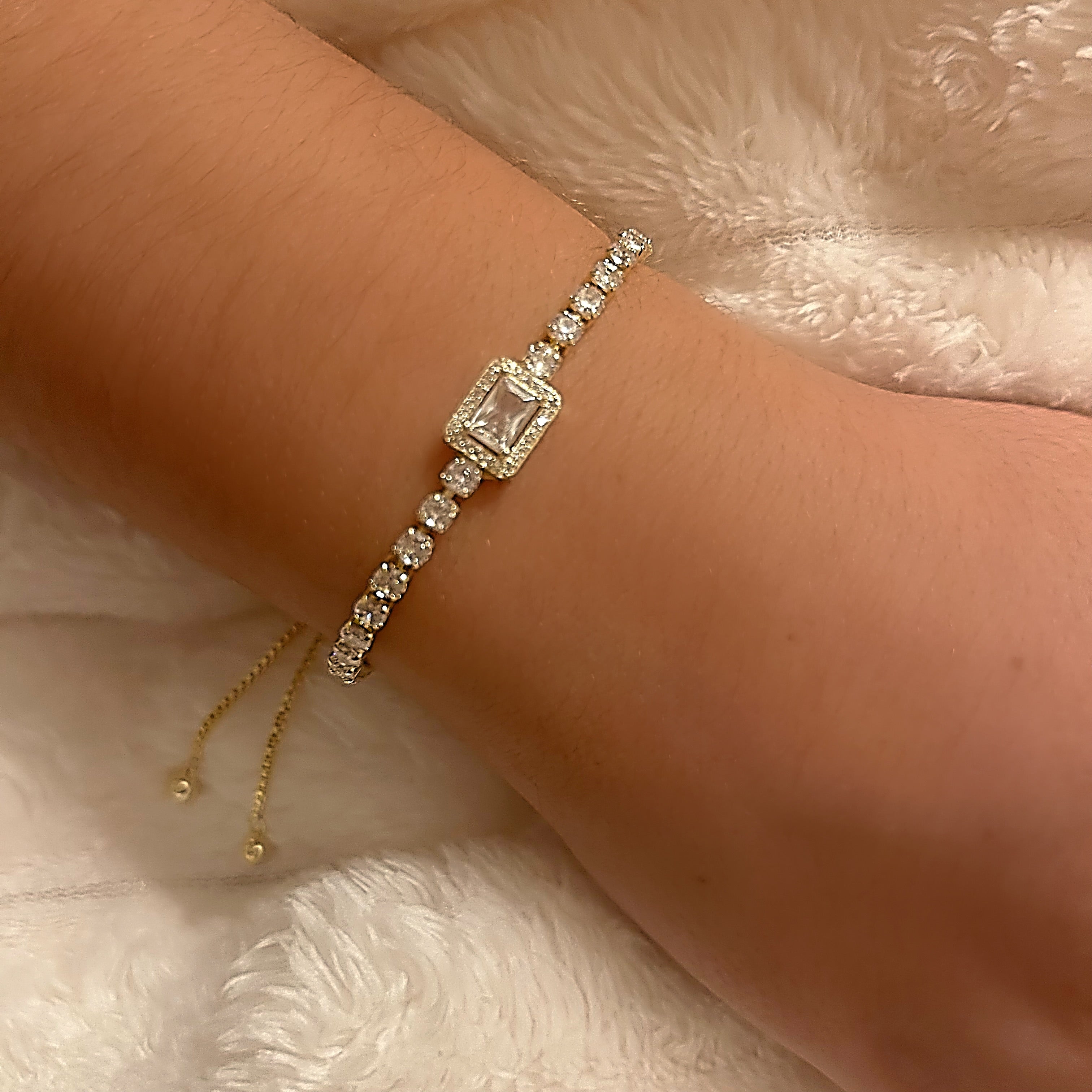 Diamond pendant tennis bracelet 