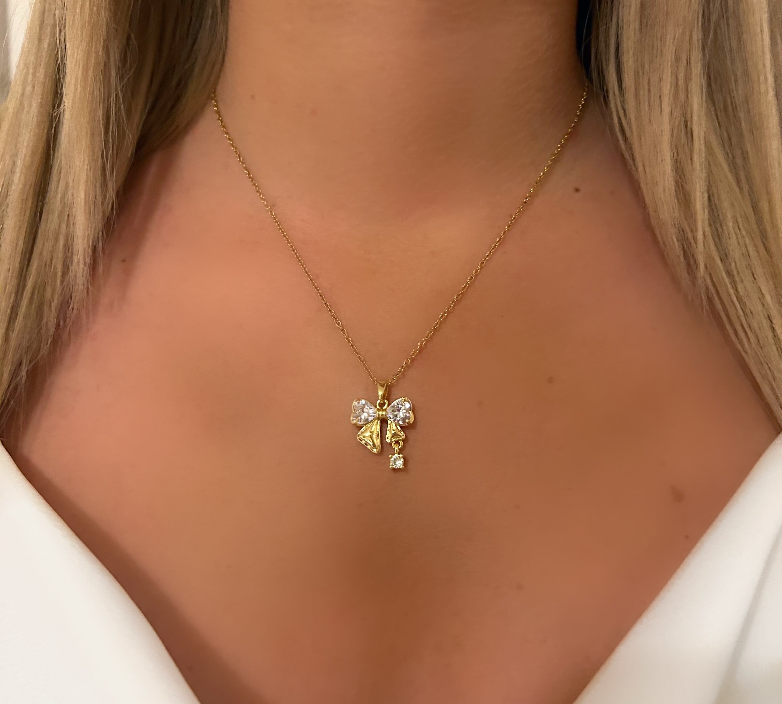 Sparkling bow necklace 