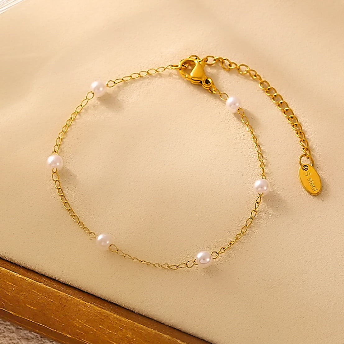 Dainty pearl bracelet 