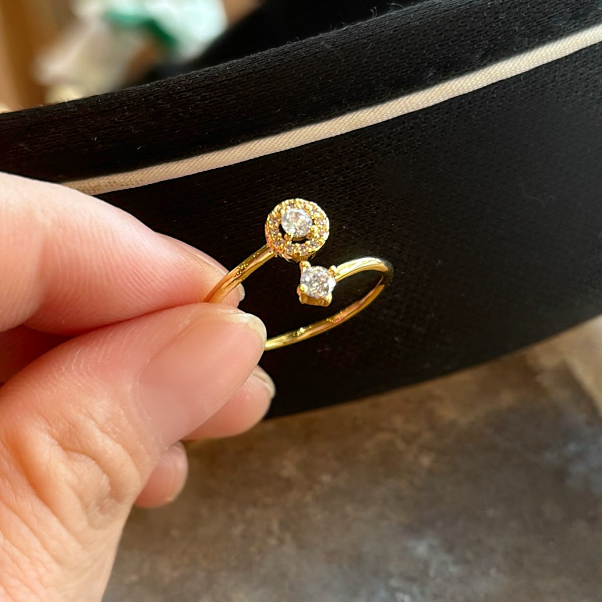 Gold ring with round diamonds 