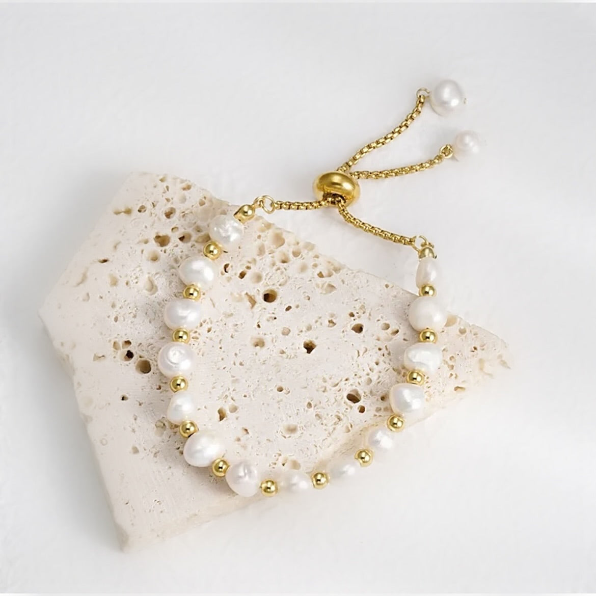 Pearl and gold bracelet 
