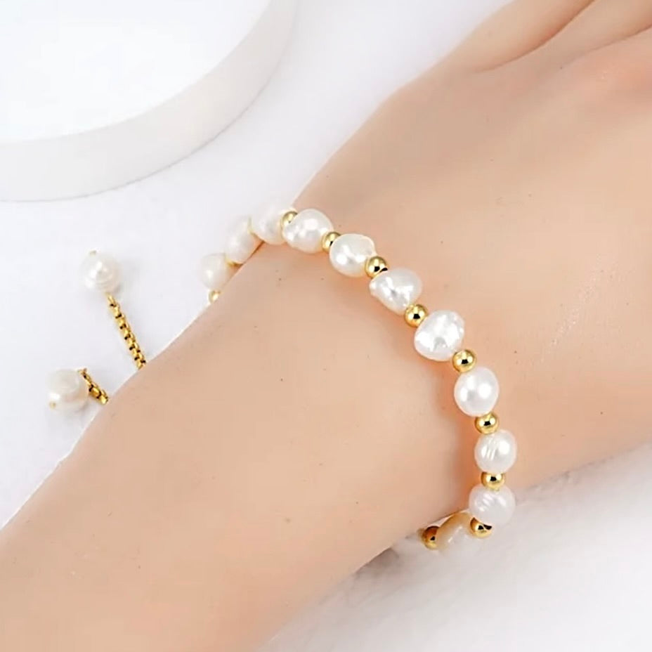 Pearl bracelet with gold accents 