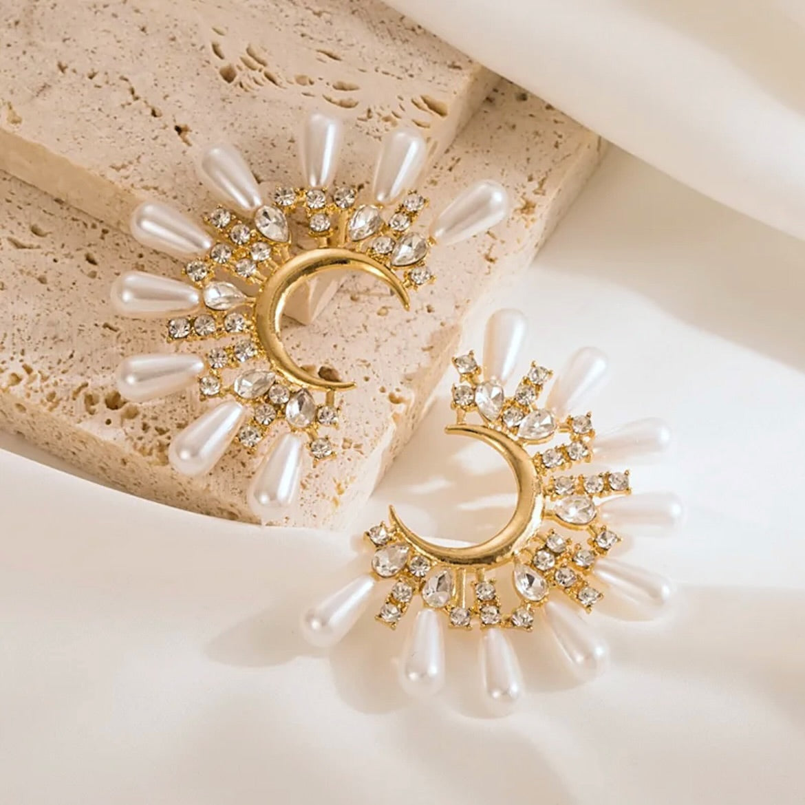 Statement pearl earrings 
