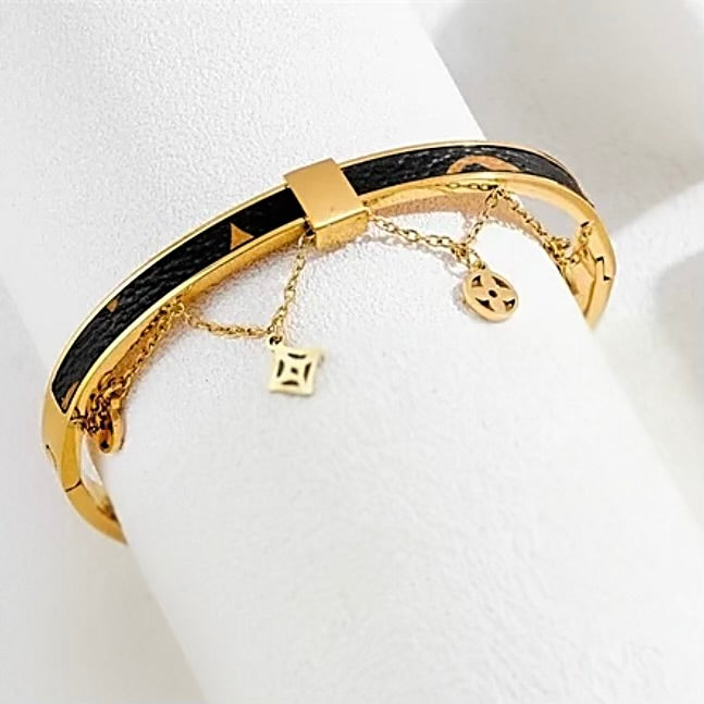 Clover Pendant Bangle
