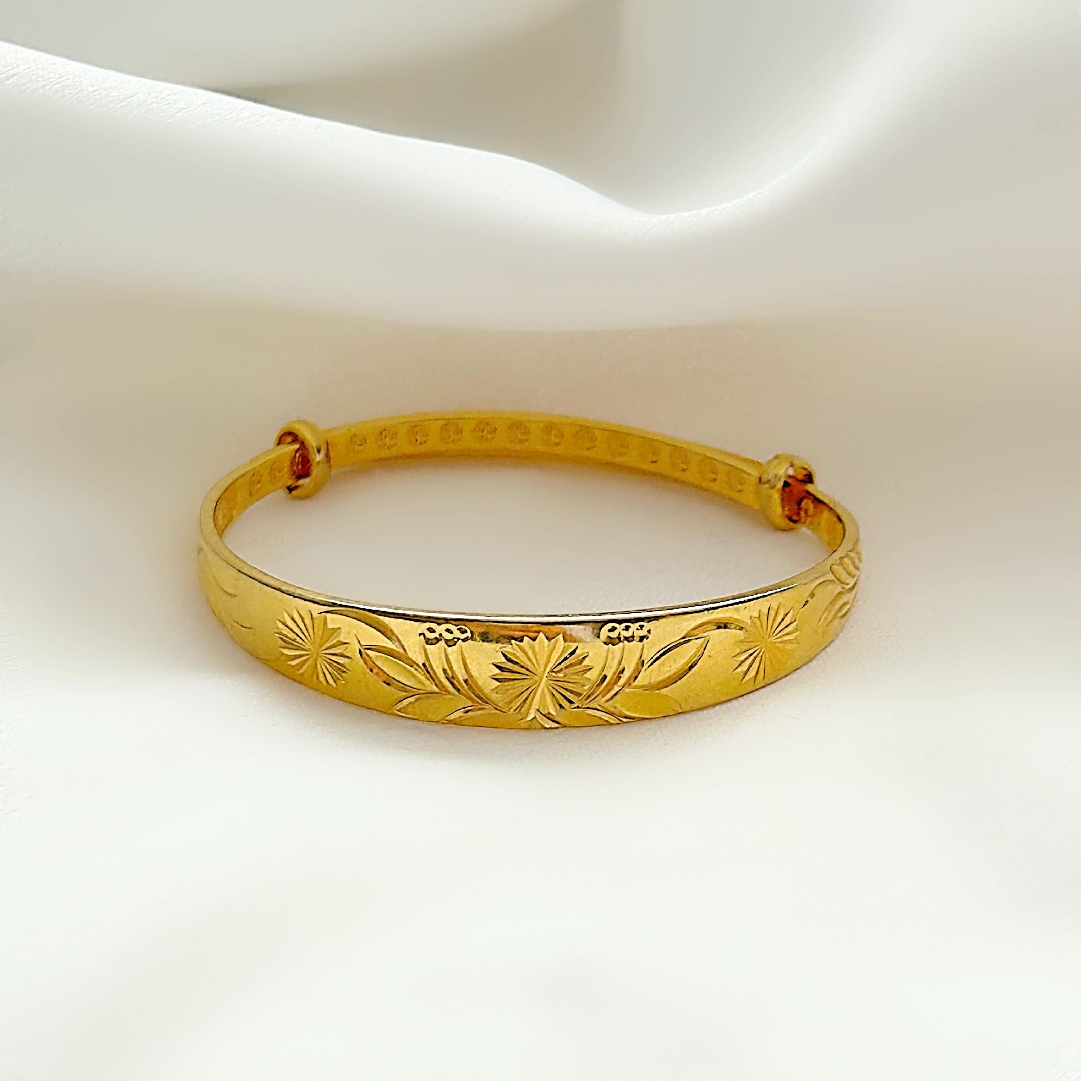 Gold flower bangle 
