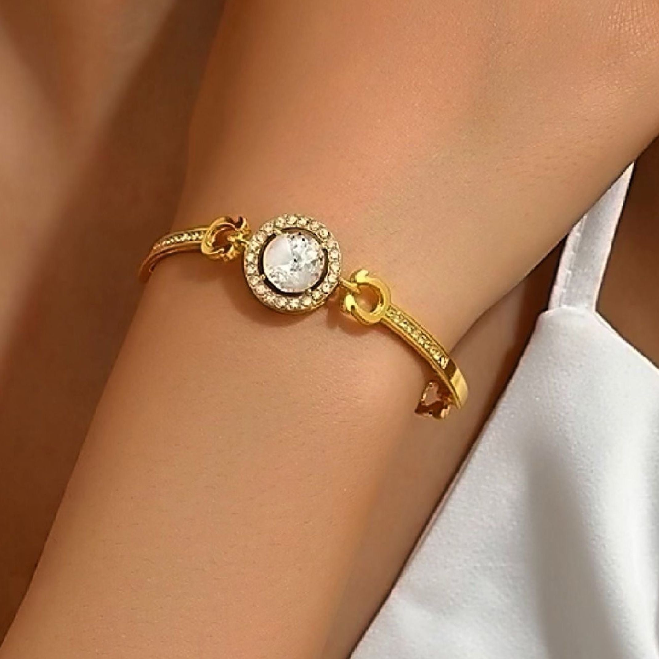 Gold diamond pendant bracelet 