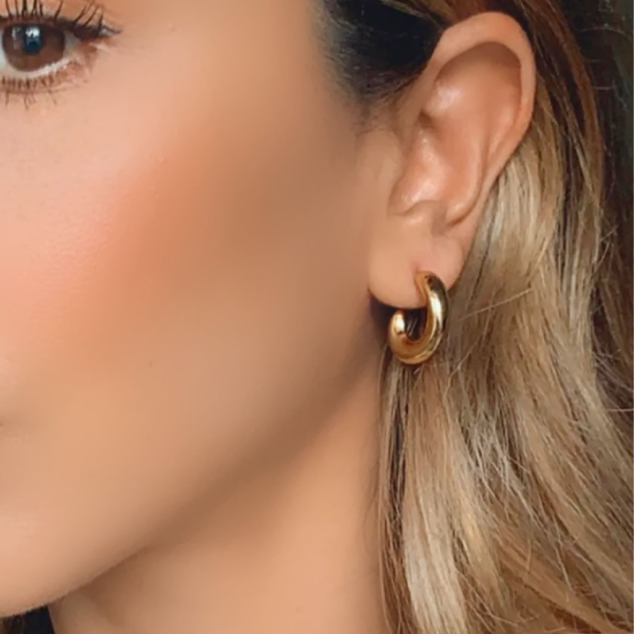 Gold curve hoop earrings 