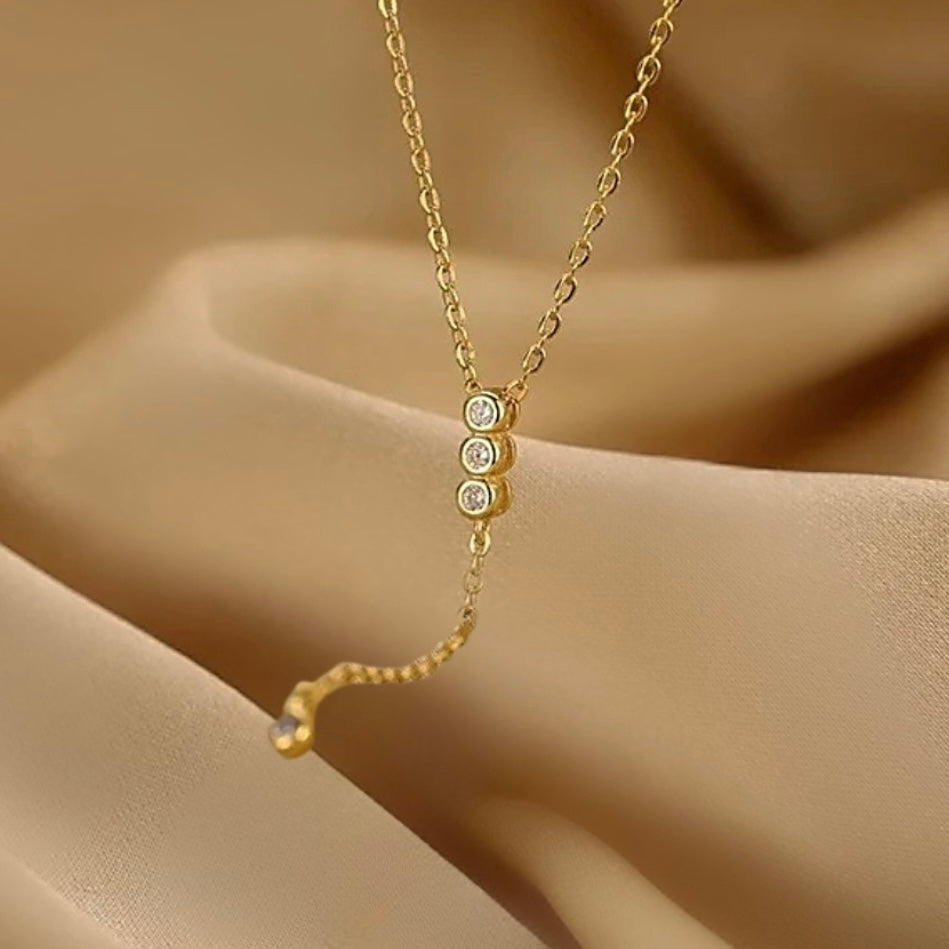 Dainty diamond necklace 