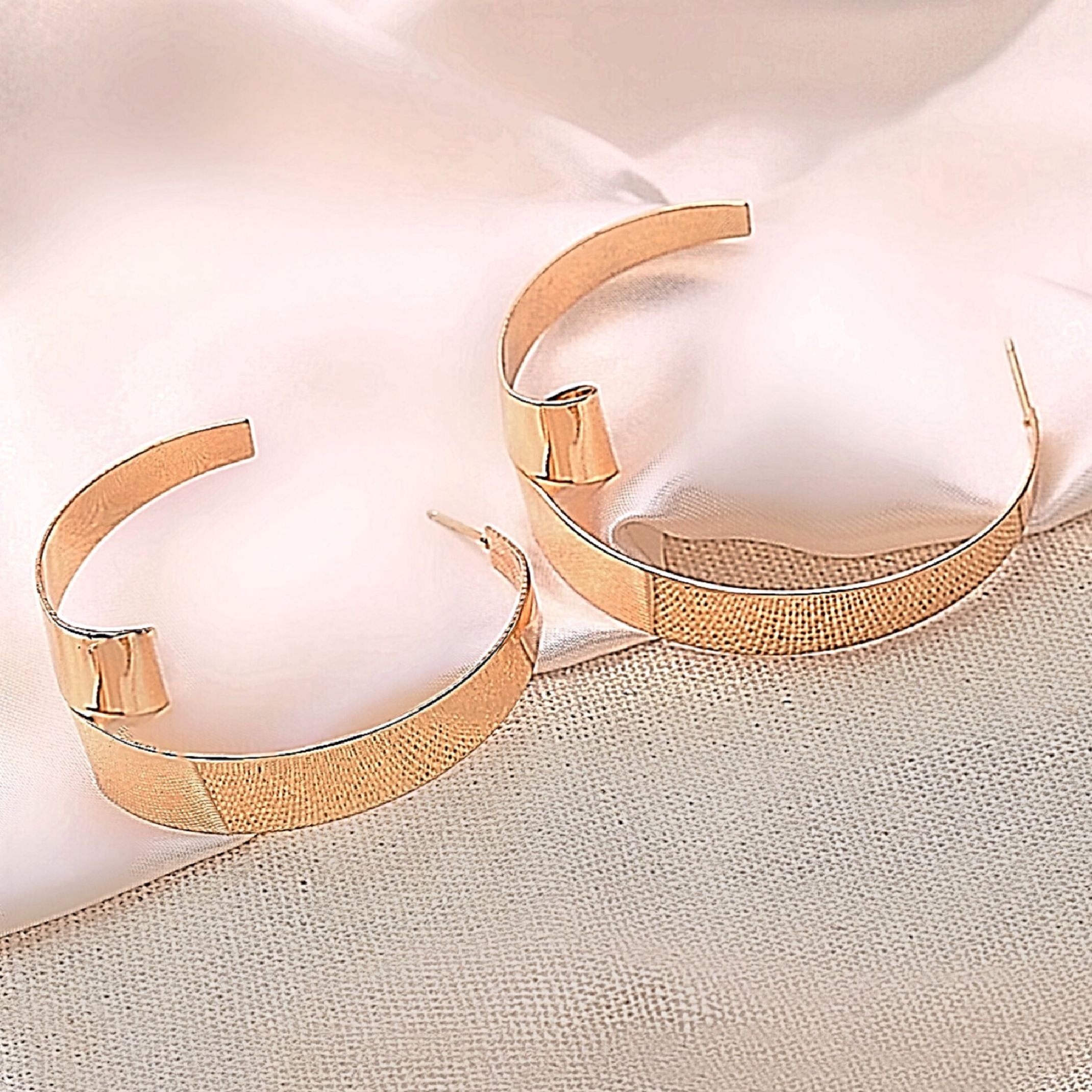 Gold knot hoop earrings 