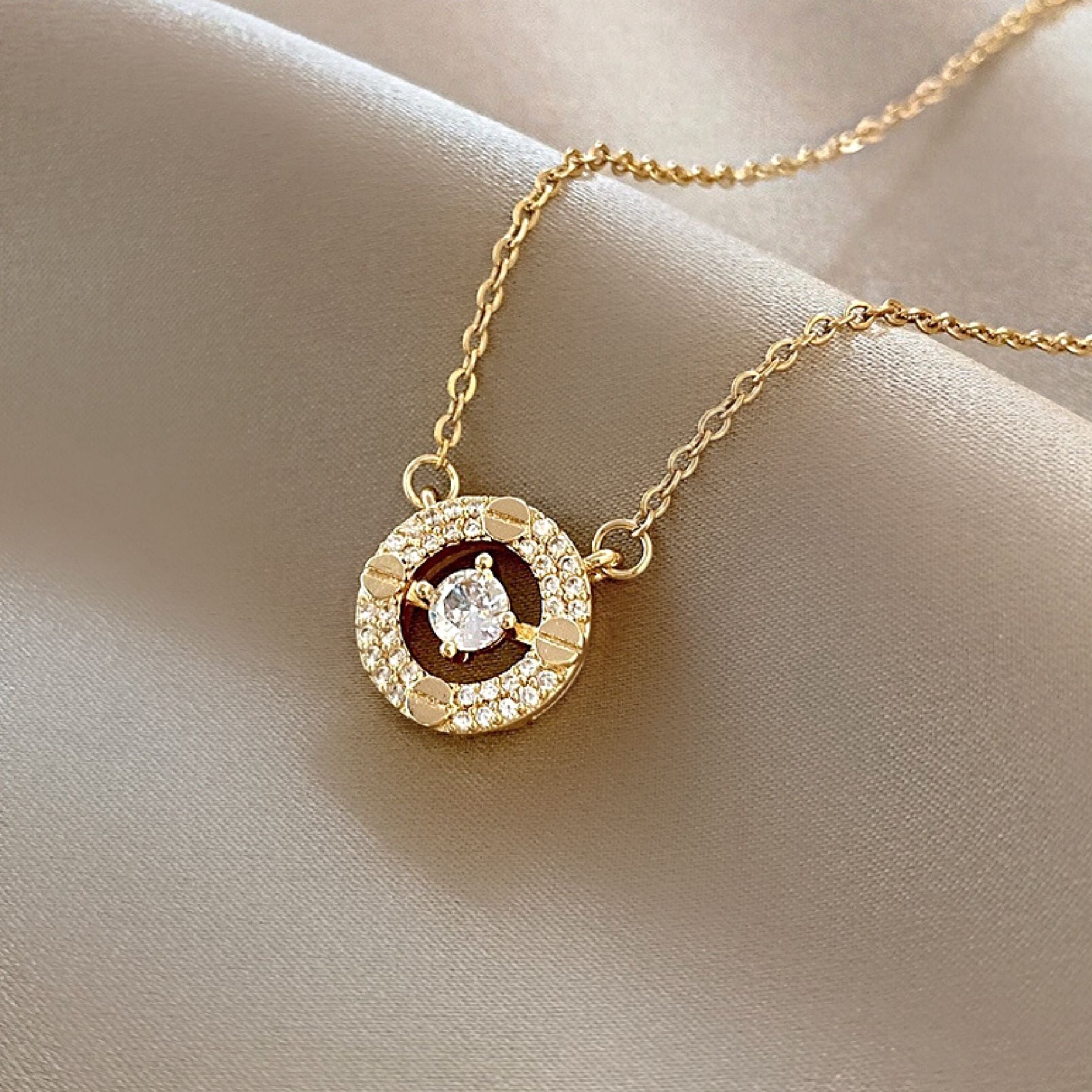 Round diamond necklace 